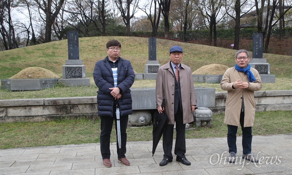  조성환 선생 후손인 조종호씨(가운데), 백정기 의사 손자인 백재승씨(왼쪽)와 서해성 서울시3.1운동 100주년기념사업 총감독이 10일 오전 서울 용산구 효창공원 내 대한민국 임시정부 요인으로 활약한 이동녕 주석, 조성환 군무부장, 차리석 비서부장의 묘역을 방문해 둘러보고 있다.