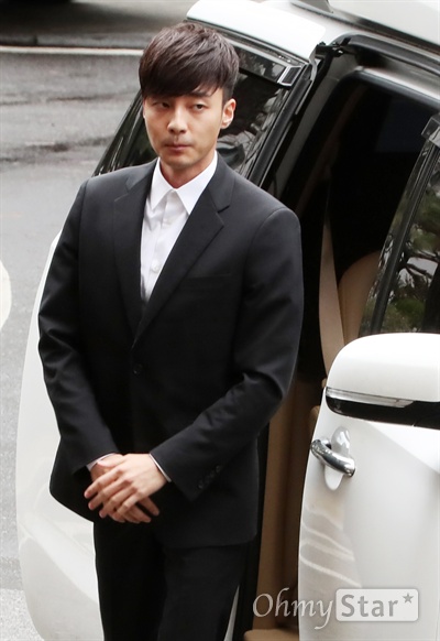 로이킴, 경찰 출석! 음란물 유포 혐의를 받고있는 가수 로이킴(본명 김상우)이 10일 오후 서울 내자동 서울지방경찰청 광역수사대에 피의자 신분으로 출석하고 있다.