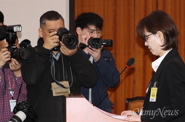 지난 10일 열린 이미선 헌법재판관 후보자에 대한 인사청문회에서 이미선 판사는 자신에 대해 제기된 주식 보유 및 거래 관련 의혹은 물론 여러 헌법적 쟁점에 대해서도 답변을 회피하거나 모호한 답변으로 대응했다. 