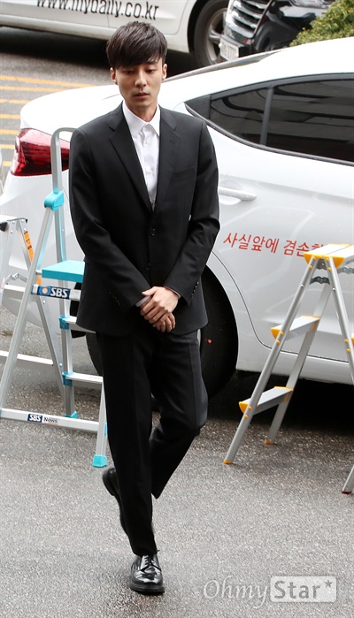 로이킴, 두 손 모으고 출석 음란물 유포 혐의를 받고있는 가수 로이킴(본명 김상우)이 10일 오후 서울 서울지방경찰청 광역수사대에 피의자 신분으로 출석하고 있다.