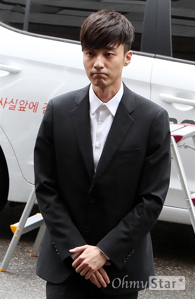 로이킴, 두 손 모으고 출석 음란물 유포 혐의를 받고있는 가수 로이킴(본명 김상우)이 10일 오후 서울 서울지방경찰청 광역수사대에 피의자 신분으로 출석하고 있다.