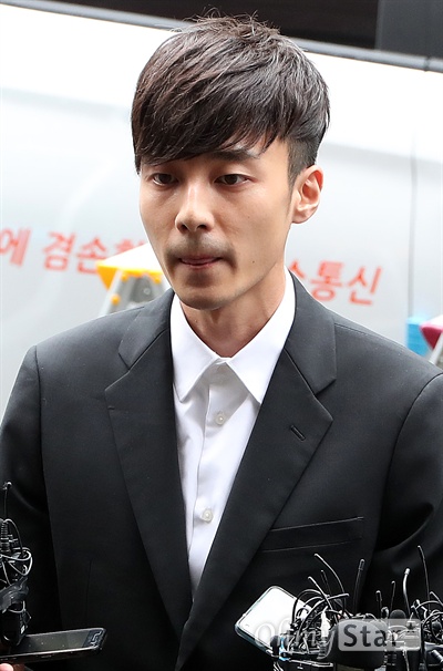 로이킴, 떠나간 봄 음란물 유포 혐의를 받고있는 가수 로이킴(본명 김상우)이 10일 오후 서울 서울지방경찰청 광역수사대에 피의자 신분으로 출석하고 있다.