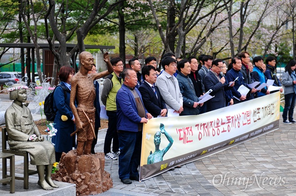 평화나비대전행동과 민주노총대전본부, 한국노총대전본부 등 대전지역 시민·사회·노동단체들은 10일 오후 대전 서구 보라매공원 대전평화의소녀상 앞에서 기자회견을 열어 오는 8월 15일 시민모금을 통해 '일제 강제징용 노동자상'을 건립하겠다고 선포했다. 사진 왼쪽은 평화의소녀상과 강제징용노동자상 모형.