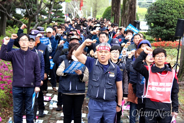 민주노총 민주일반연맹 일반노동조합은 4월 10일 오후 경남도청 앞에서 "임단협 승리 투쟁선포대회"를 열었다.