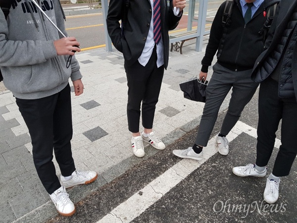  경기도 성남시 분당구 일대 한 고등학교에 재학 중인 학생들. 지난 9일, 최근 논란이 된 '일본 기업 전범 딱지' 조례안에 대한 의견을 물었다.
