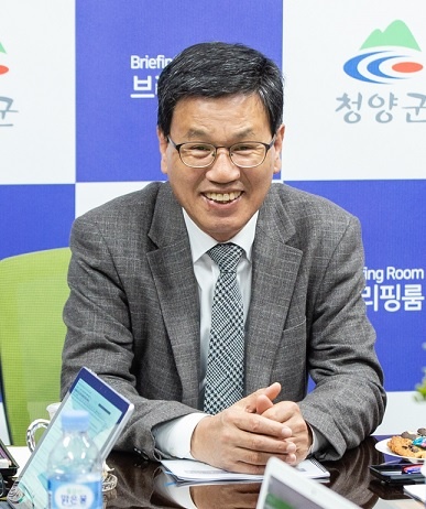  김돈곤 청양군수가 11일 열린 기자회견에서 “청양군은 지금 어느 때보다도 역동적인 움직임을 보이고 있다”고 밝히며 군정에 대한 강한 자신감을 나타냈다.