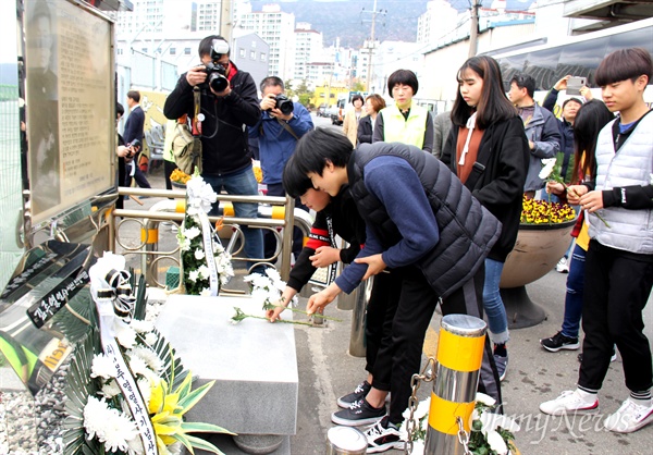 남원 금지중학교 학생들이 4월 11일 경남 창원마산 김주열열사 시신인양지 표지석을 찾아 헌화하고 있다.