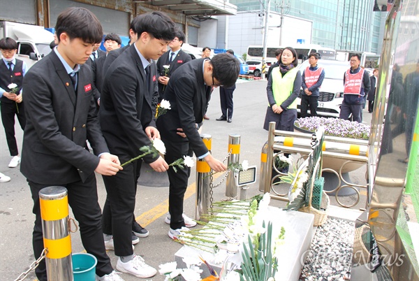  창원 용마고등학교 학생들이 4월 11일 경남 창원마산 김주열열사 시신인양지 표지석을 찾아 헌화하고 있다.