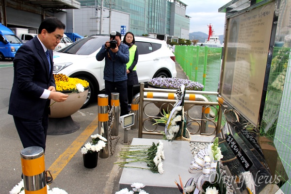  허성무 창원시장이 4월 11일 경남 창원마산 김주열열사 시신인양지 표지석을 찾아 헌화하고 있다.