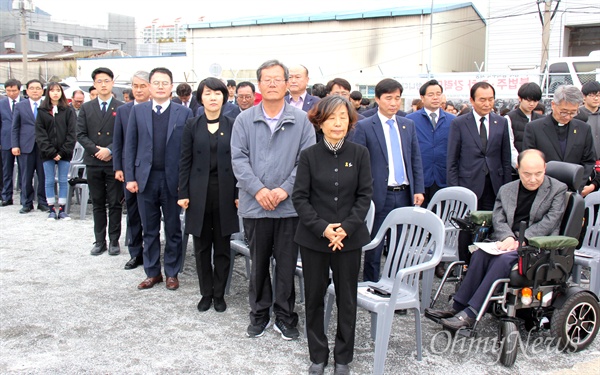  4월 11일 김주열 열사 시신인양지에서 열린 '제59주년 4.11민주항쟁 기념 및 김주열 열사 추모식'에 참석한 인사들이 마산 앞바다를 바라보며 묵념하고 있다.