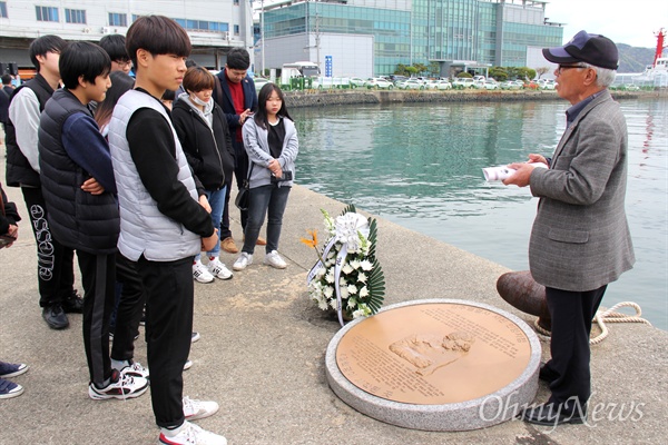 김주열 열사의 후배인 남원 금지중학교 학생들이 4월 11일 김주열 열사 시신인양지에서 열린 '제59주년 4.11민주항쟁 기념 및 김주열 열사 추모식'에 참석하면서 표지석을 찾아 설명을 듣고 있다.