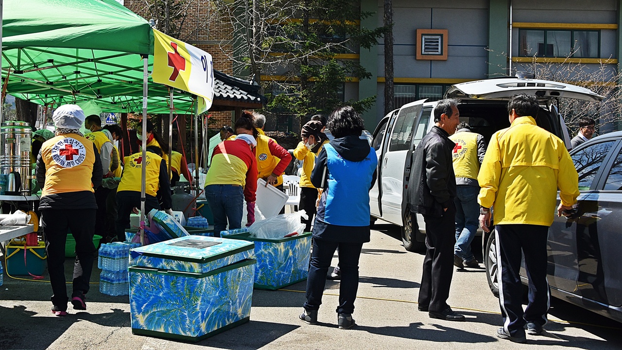 정성이 가득한 순두부 한여농괴산군연합회에서 정성껏 만들어 온 순두부는 식지 않게 단단히 포장을 해 탑차로 가져왔다. 도착과 동시 1000인분의 순두부가 각 대피소로 배달되어 나갔다.