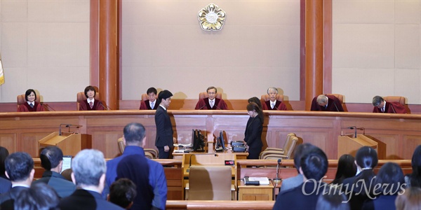 유남석 헌법재판소장 등 헌법재판관이 11일 오후 서울 재동 헌법재판소 대심판정으로 들어오고 있다.