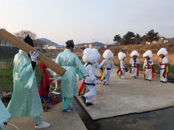      은산천에서 물봉하기를 한다. 절을 하기 위해 자리를 잡는 모습.