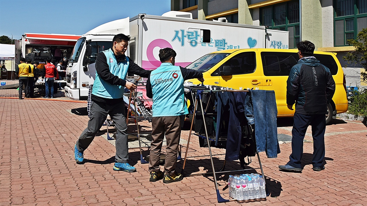 빨래 건조 햇살은 따뜻하지만 바람이 제법 많이 불었다. 생수병을 가져다 건조대가 넘어지지 않게 고이며 “오늘은 바람이 엄청 고마워요. 빨래가 이렇게 빨리 마르니”라며 산불이 일어났을 때의 야속한 바람도 빨래를 말릴 땐 도움이 된다고 했다.