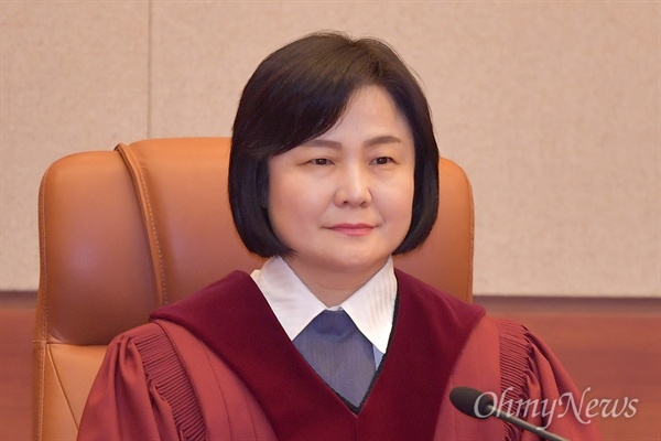 이은애 헌법재판관이 11일 오후 낙태죄 위헌여부 선고를 위해 서울 종로구 헌법재판소 심판정에 입정해 있다.