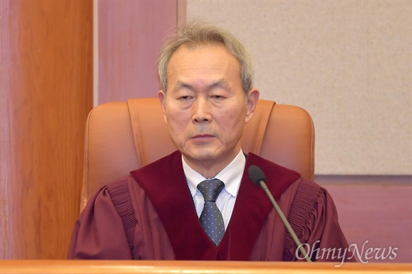 이석태 헌법재판관이 11일 오후 낙태죄 위헌여부 선고를 위해 서울 종로구 헌법재판소 심판정에 입정해 있다.