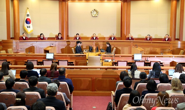 낙태죄 위헌여부 선고를 위해 11일 오후 서울 재동 헌법재판소 대심판정에 유남석 소장과 재판관들이 입장해 있다.