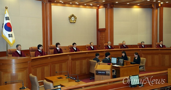 낙태죄 위헌여부 선고를 위해 4월 11일 오후 서울 재동 헌법재판소 대심판정에 유남석 소장과 재판관들이 입장해 있다.