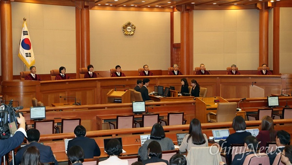 낙태죄 위헌여부 선고를 위해 11일 오후 서울 재동 헌법재판소 대심판정에 유남석 소장과 재판관들이 입장해 있다.