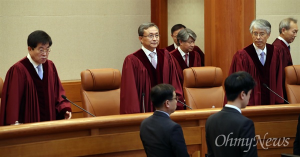 낙태죄 위헌여부 선고를 위해 11일 오후 서울 재동 헌법재판소 대심판정에 유남석 소장과 재판관들이 입장하고 있다.