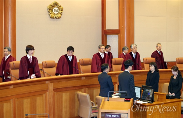 11일 오후 서울 재동 헌법재판소 대심판정에 유남석 소장과 재판관들이 입장하고 있다.