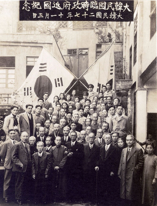 1945년 해방 뒤 환국을 앞둔 임시정부 요인들의 기념촬영(1945.11.3.)