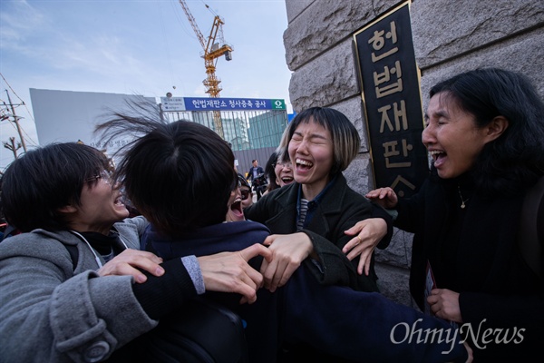 11일 오후 서울 종로구 헌법재판소에서 낙태죄가 헌법불합치 판결이 나오자 ‘낙태죄 페지’를 주장하던 여성단체 회원들이 환호를 하고 있다. 