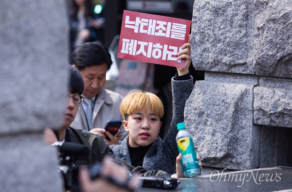 지난 11일 오후 서울 종로구 헌법재판소에서 낙태죄에 대해 헌법 불합치 결정이 나오자 ‘낙태죄 폐지’를 주장하던 여성단체 회원들이 환호를 하고 있다. 