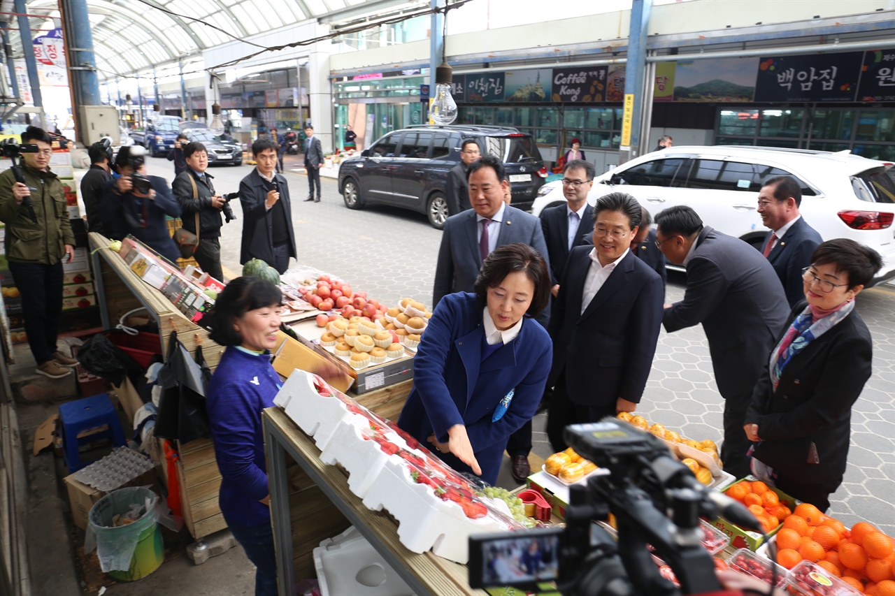 중기부 박영선 장관이 첫번째 현장방문지로 당진전통시장을 방문했다.