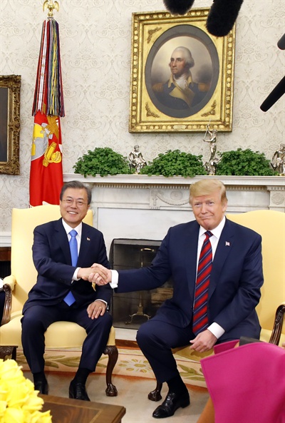 문재인 대통령과 도널드 트럼프 미국 대통령이 11일 오후(현지시간) 워싱턴 백악관 오벌오피스에서 만나 악수하고 있다. 