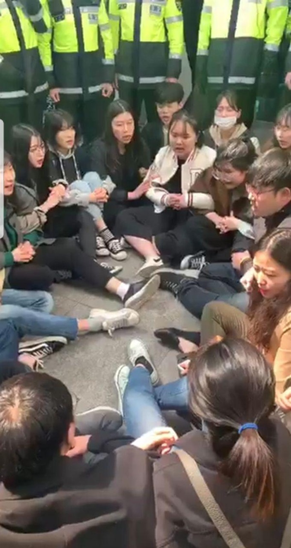 사무실에서 끌려나온 대학생들이 연좌 농성을 벌이고 있다