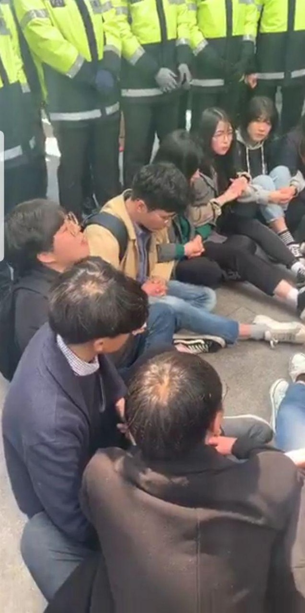 사무실에서 끌려나온 대학생들이 연좌 농성을 벌이고 있다