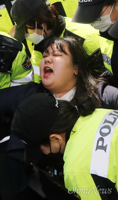 한국대학생진보연합(대진연) 소속 대학생들이 12일 오전 서울 여의도 국회 의원회관에 있는 자유한국당 나경원 의원실을 점거해 농성을 벌이다 경찰에 연행되고 있다. 이들은 "나경원과 황교안은 사퇴하라"라고 외쳤다.