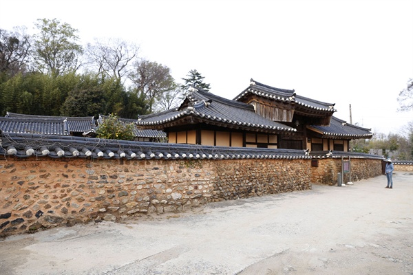 보성 강골마을의 이용욱 가옥. 강골마을은 오랜 전통의 한옥마을이다. 백범 김구가 숨어지낸 쇠실마을에서 멀지 않다.