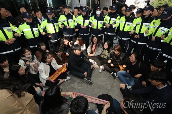 한국대학생진보연합(대진연) 소속 대학생들이 12일 오전 서울 여의도 국회 의원회관에 있는 자유한국당 나경원 의원실을 점거해 농성을 벌이다 회관건물 밖으로 끌려나와 "나경원과 황교안은 사퇴하라"라고 외치며 농성을 벌이고 있다. 