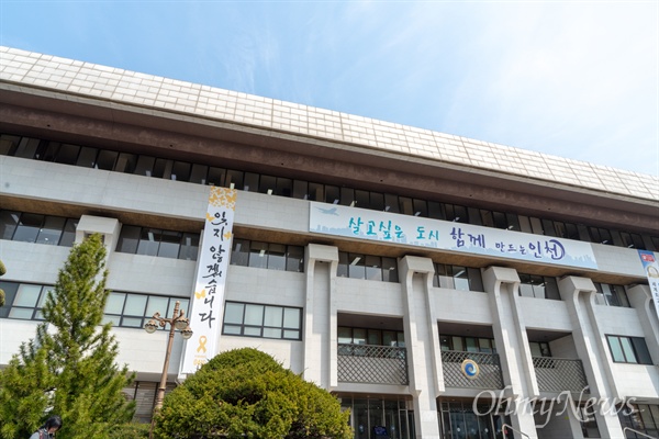 세월호 참사가 발생한 지 5년만에 인천시청에 처음으로 세월호 추모 현수막이 내걸렸다.