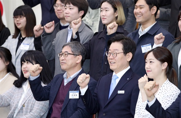 이재명 경기도지사와 오세제 경기도 청년정책위원회 위원장, 박태희 경기도의원 등 경기도 청년정책위원회 위원들이 12일 오후 경기도청 신관 4층 대회의실에서 열린 ‘경기도 청년정책 거버넌스 출범식’에서 기념촬영을 하고 있다. 