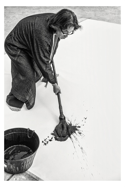 인천시에 내걸린 세월호 현수막의 글씨는 우리나라의 대표적인 캘리그래퍼 강병인 선생의 작품이다.