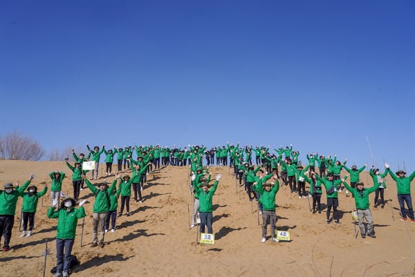 녹색봉사단원들이 개인나무를 심은 뒤 단체사진을 찍고 있다. ‘2019 KF 한중 녹색봉사단’은 파견기간동안 약 500그루의 나무를 심었다.