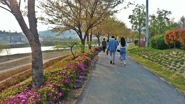 동천을 따라 걷는 길가에는 철쭉꽃이 아름답게 피어나고 있다.
