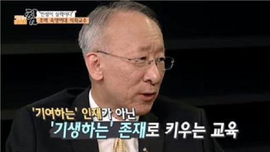 한국 부모들 중에는 아이를 ‘기여하는’ 인재가 아닌 ‘기생하는’ 존재로 만드는 사람들이 많다고 꼬집는 조벽 교수 . ⓒ SBSCNBC <제정임의 문답쇼, 힘>