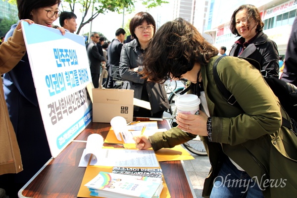 시민들이 창원 정우상가 앞에서 경남학생인권조례 제정 서명운동을 벌이고 있다.