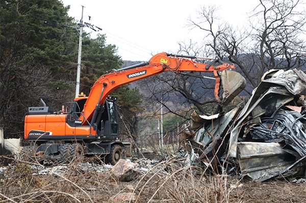 강릉시는 지난 11일부터 산불 피해 지역에 대한 폐기물 수거에 들어갔다.