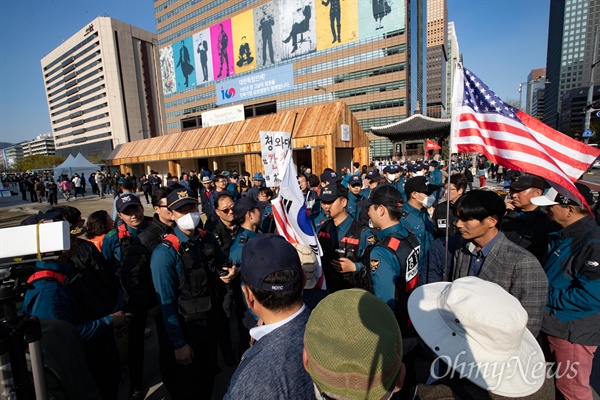 13일 오후 서울 광화문 세월호광장에서 박근혜 석방 요구 집회에 참가한 대한애국당원들이 세월호참사 추모 행사 참가자들과 실랑이를 벌이자 경찰이 제지하고 있다.