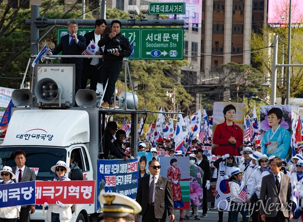 대한애국당 조원진 대표와 당원들이 13일 오후 서울 세종로 네거리에서 박근혜 석방을 요구하며 행진하고 있다.