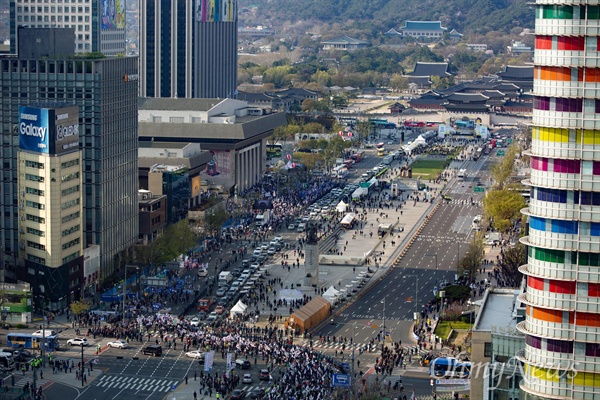 13일 오후 서울 세종로 네거리에서 박근혜 석방 요구 집회에 참가한 대한애국당원들이 세월호광장을 지나 세종문화회관앞으로 행진하고 있다.