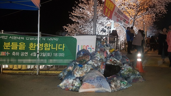  쓰레기들이 담긴 쓰레기봉투가 교통안내소 옆에 가득 쌓여 있었다. 특히 이곳은 축제장 입구로 이곳을 찾는 시민들이 가장 많이 이동하는 곳으로 가까이 다가가자 냄새까지 나고 있었다. 심지어 시민들의 통행에 방해되기도 했다.  