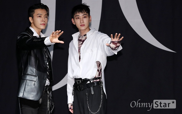 '슈퍼주니어-D&E' 마구 땡겨! 슈퍼주니어-D&E(동해, 은혁)가 14일 오후 서울 송파구의 한 공연장애서 열린 <미니앨범 3집 'DANGER' 발매 및 단독 콘서트 'THE D&E' 기자회견>에서 포토타임을 갖고 있다.  4월 13~14일 양일간 국내 첫 단독 콘서트 'THE D&E'를 개최하는 슈퍼주니어-D&E는 2014년, 2015년, 2018년 세 번의 일본 전국투어와 대만, 홍콩, 중국에서의 공연을 진행한 바 있다. 14일 오후 6시 각종 음악사이트를 통해 공개되는 이들의 세 번째 미니앨범 'DANGER'에는 주변의 부정적인 시선에도 자신을 믿고 앞으로 나아가자는 메시지를 담은 타이틀 곡 '땡겨 (Danger)'를 포함해 총 7 트랙이 수록되어 있다.