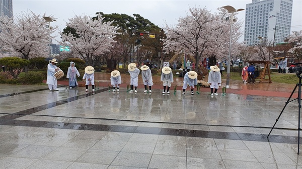 본래 '농사철을 맞아 비가 내리면 풍년이 든다'는 옛말처럼, 이날 '볏가릿대' 세우는 내내 비가 비가 내렸다. 그래서일까. 각 마을에서 모인 농부들은 더욱 신이 난 듯 보였다. 뿐만 아니라 실제 모내기 장면을 재연하면서 대풍을 기원하는 농요 시연이 있었다.